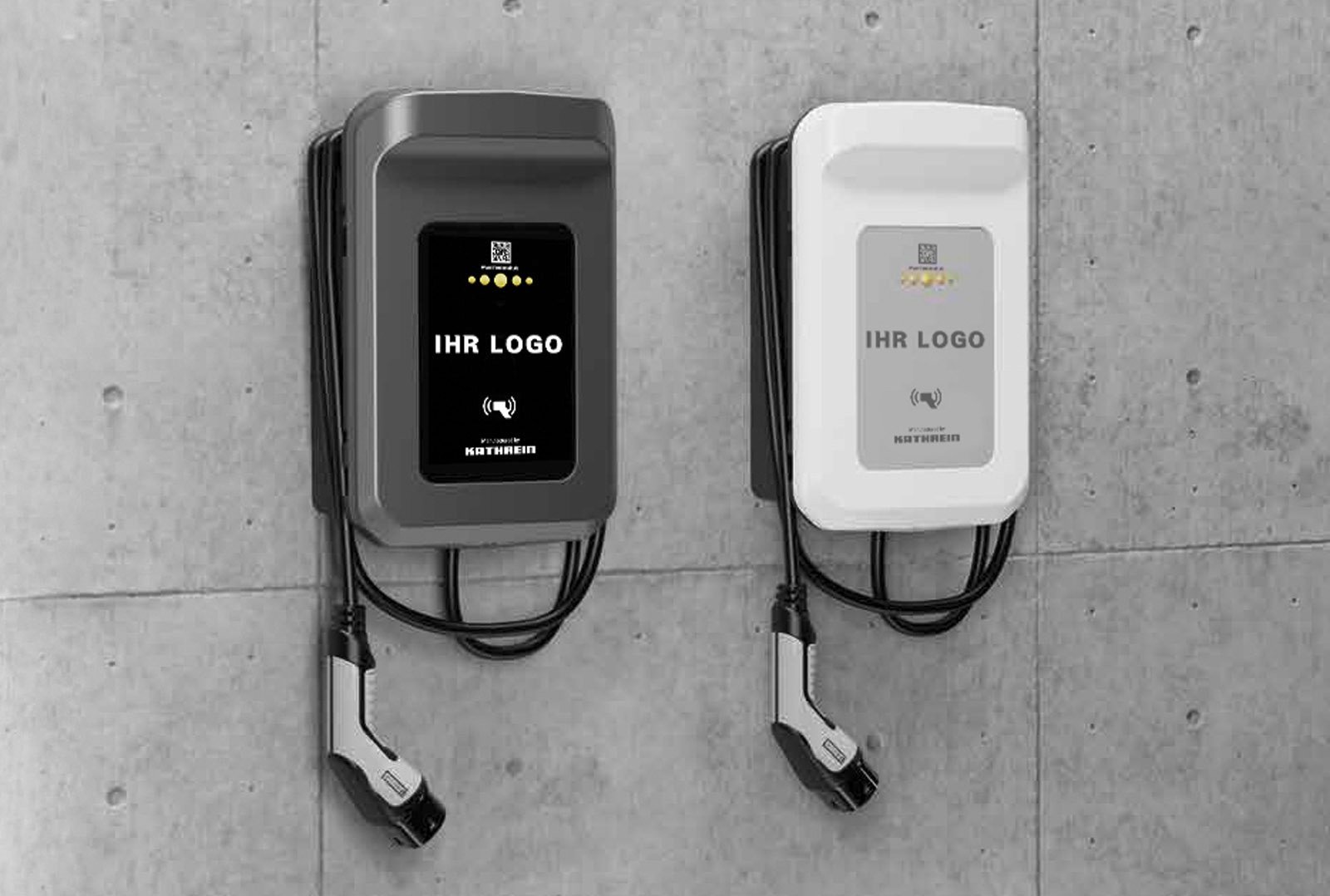 Zwei moderne Wallboxen in Schwarz und Weiß mit dem Schriftzug 'IHR LOGO' an einer Betonwand – symbolisieren individuelle Whitelabel-Ladelösungen für Elektromobilität
