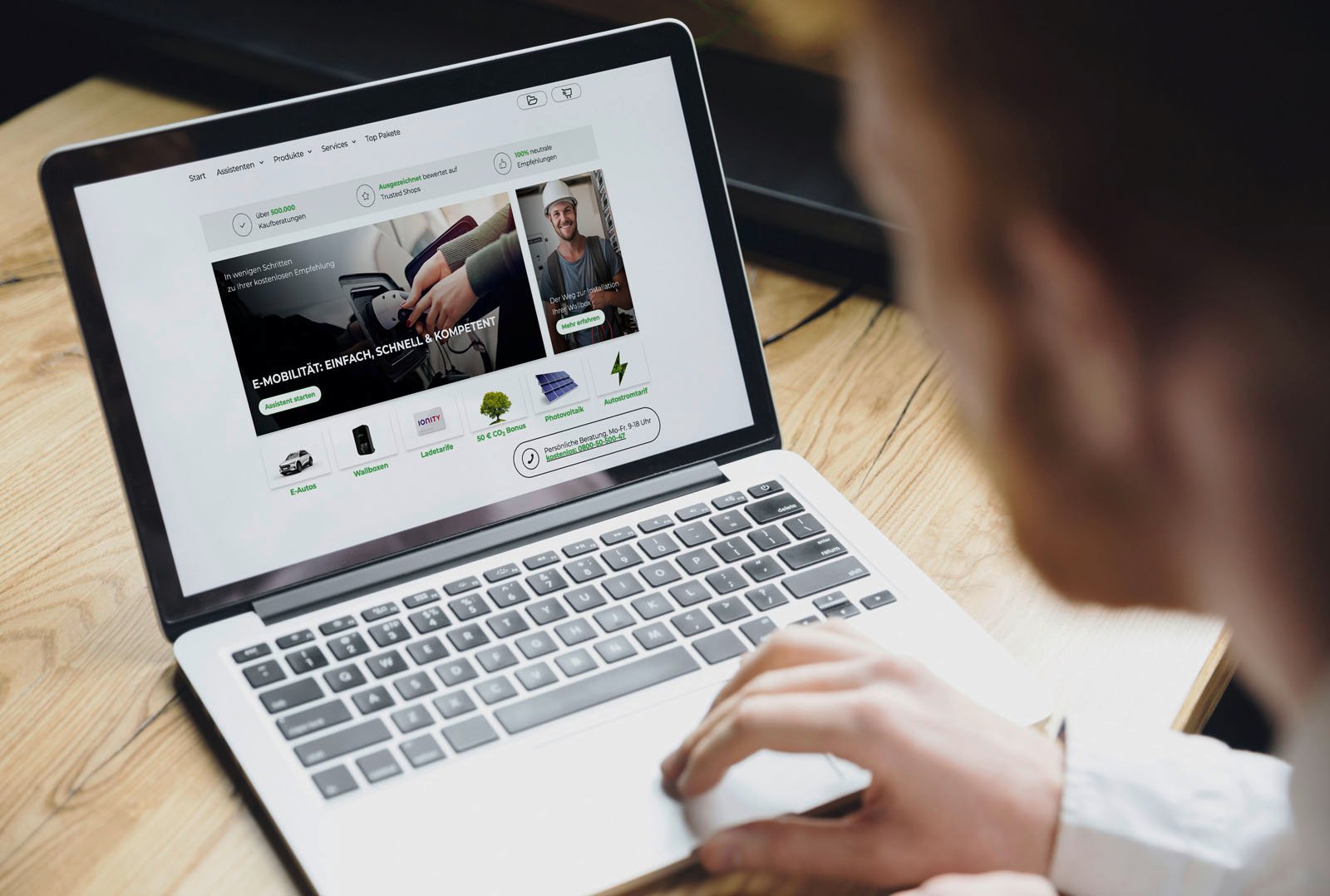 Mann am Laptop mit geöffneter Software für E-Auto-Beratung – symbolisiert den digitalen e-Kaufberater zur individuellen Fahrzeug- und Ladelösungsempfehlung für Kunden