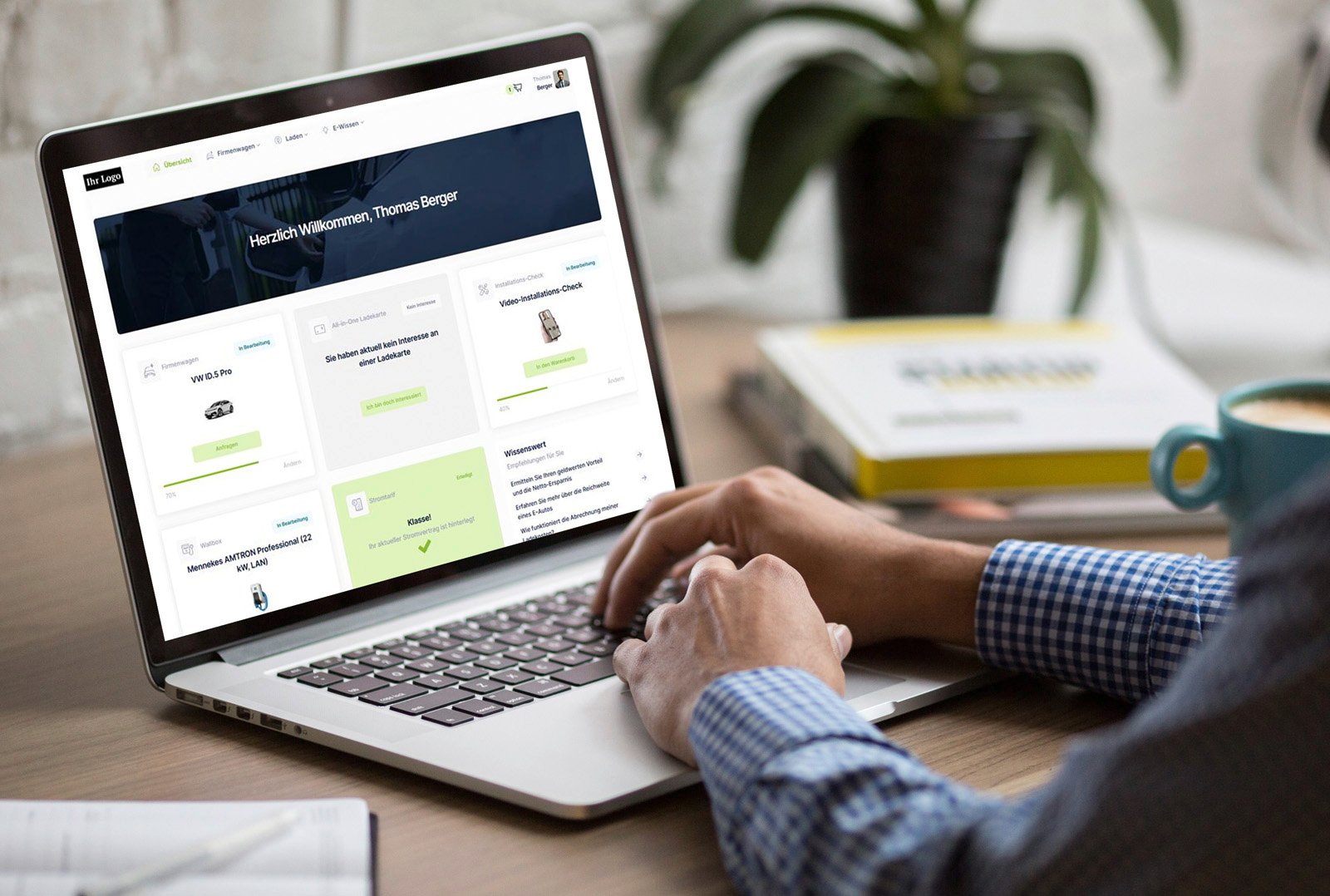 Person arbeitet an einem Laptop mit geöffneter e-mobilio Self-Service-Plattform – Symbol für Mitarbeitereinbindung in die E-Mobilitätsstrategie