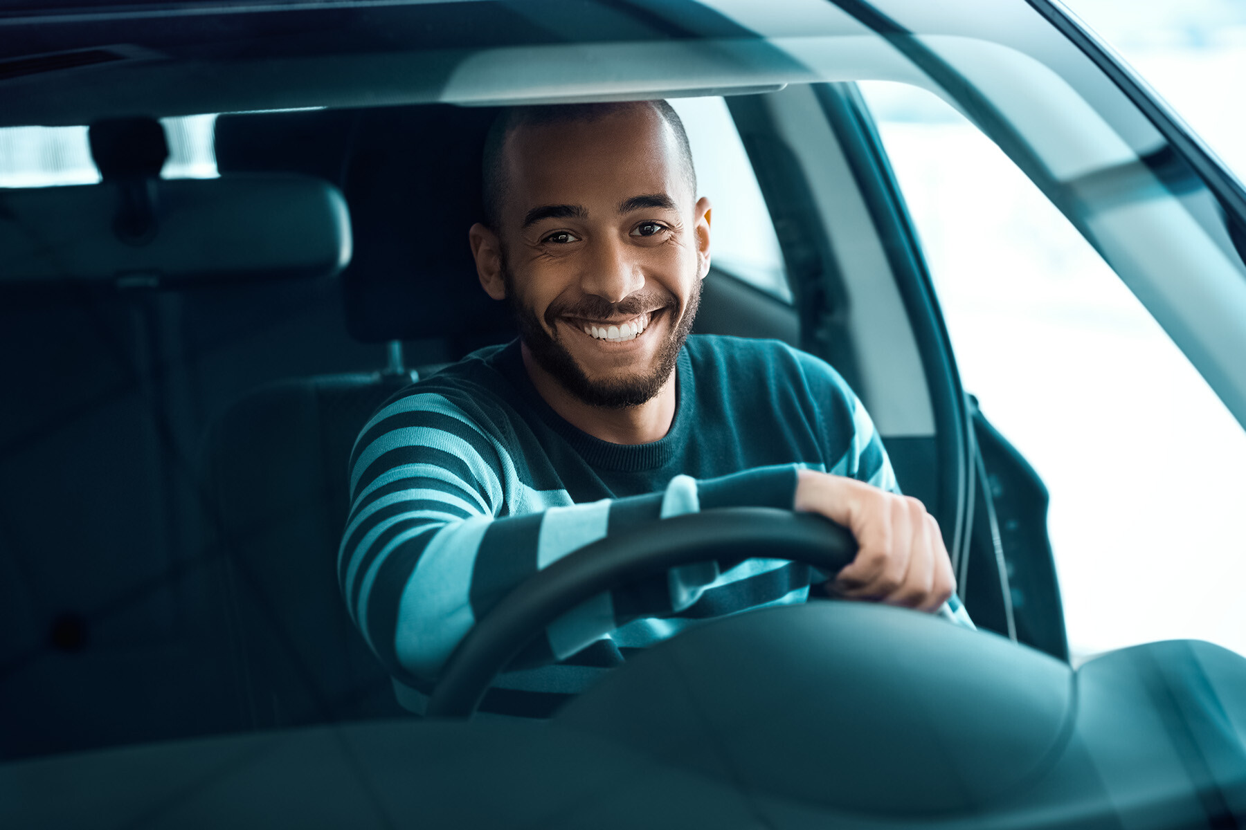 glücklicher Kunde in seinem neuen E-Auto