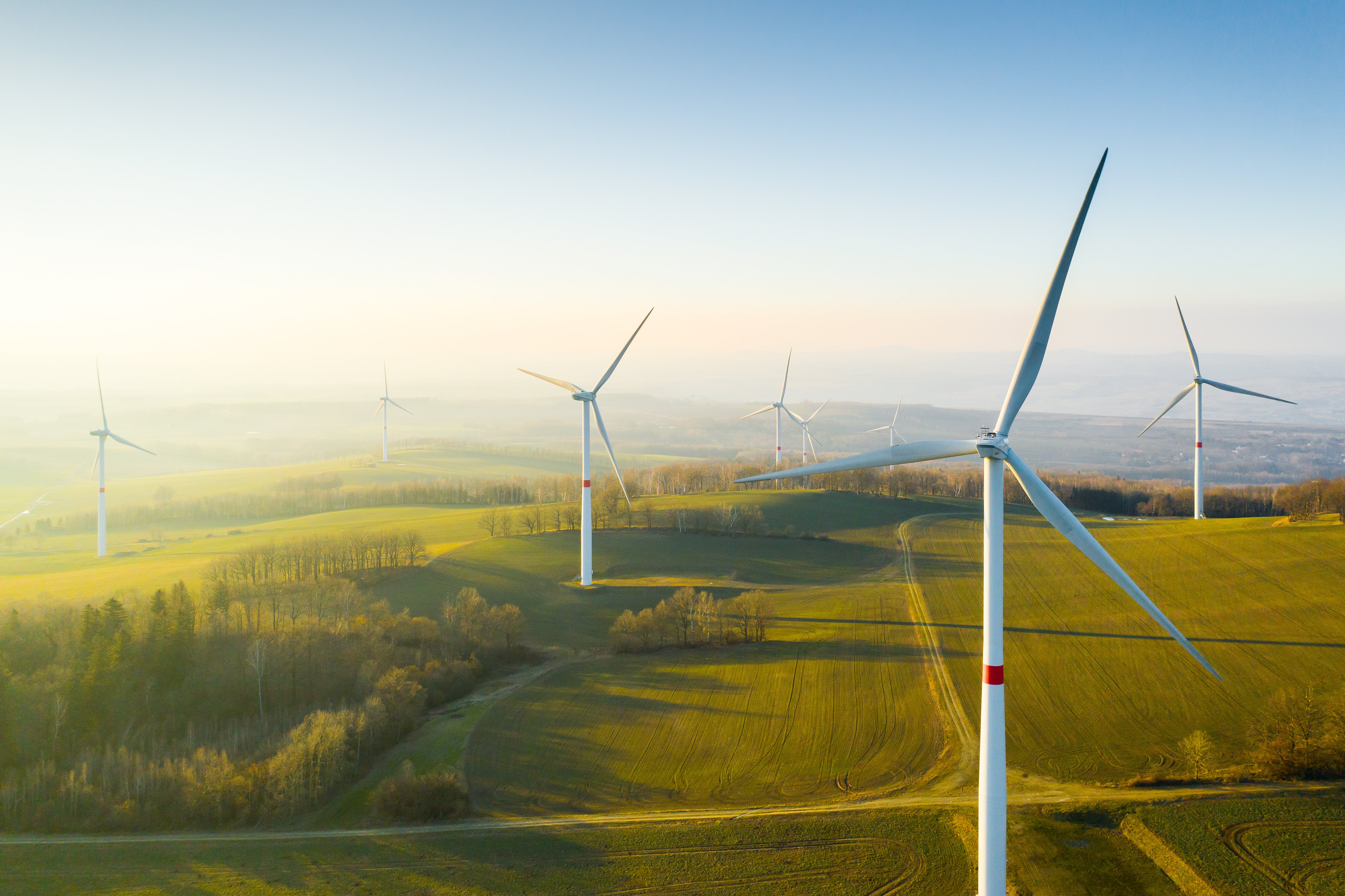 Windkraftwerke erzeugen nachhaltigen Strom für die Elektromobilität